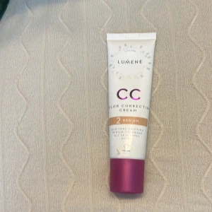 Lumene CC Cream Medium 2 - Lumene CC Color Correcting Cream i nyansen 2 Medium. KÖPT SAMMA DAG!! säljer denna då jag köpte fel färg, den är bara öppnad och INTE använd.