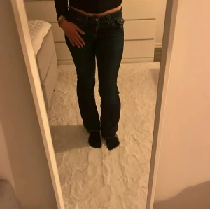 Mörkblå bootcut jeans - Snygga mörkblå jeans med bootcut från Gina, använd ca 1-2 gånger typ helt nya och är storlek 164