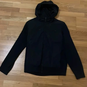  J.Lindeberg Hybridjacka - Säljer min svarta hybridjacka från J.Lindeberg för att den inte passar min klädstil. Materialet är lätt och passar bra till kyligare sommardagar, vår och höst. Snabbaffär kan absolut diskuteras!