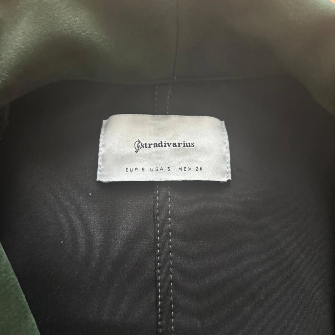 Mörkgrön kappa från Stradivarius - 1