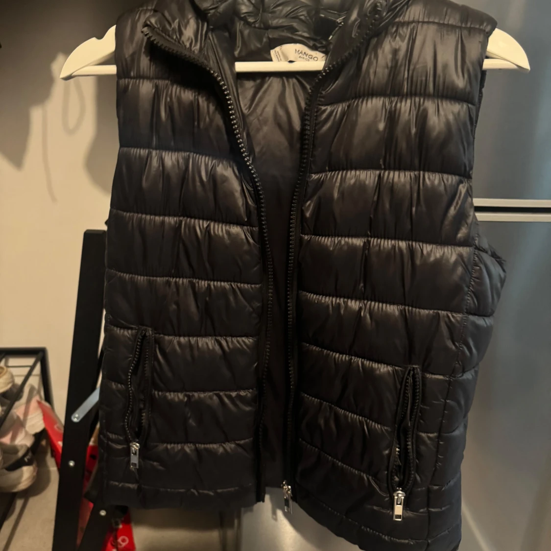 Svart dunväst från Mango  - 3