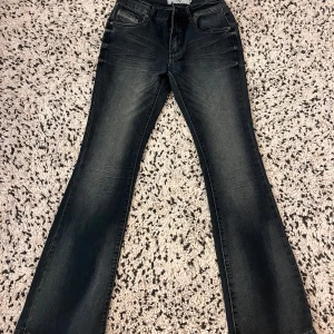 Mörkblå bootcut jeans från Leg Denim - Snygga mörkblå bootcut jeans med låg midja från Capri Collection. Pris kan diskuteras vid snabb affär🫶🏼