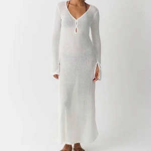 Vit långklänning från Gina Tricot - Superfin vit långklänning från Gina Tricot i storlek xs🩷perfekt till stranden☀️lappen är kvar