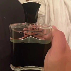 Creed Aventus 120ml parfym - Lyxig Creed Aventus parfym i 120ml flaska. Flaskan är genomskinlig med svart etikett och svart lock, och har en silverdetalj med ryttare. Kommer med originalkartong och informationsblad. En ikonisk doft med exklusiv känsla.