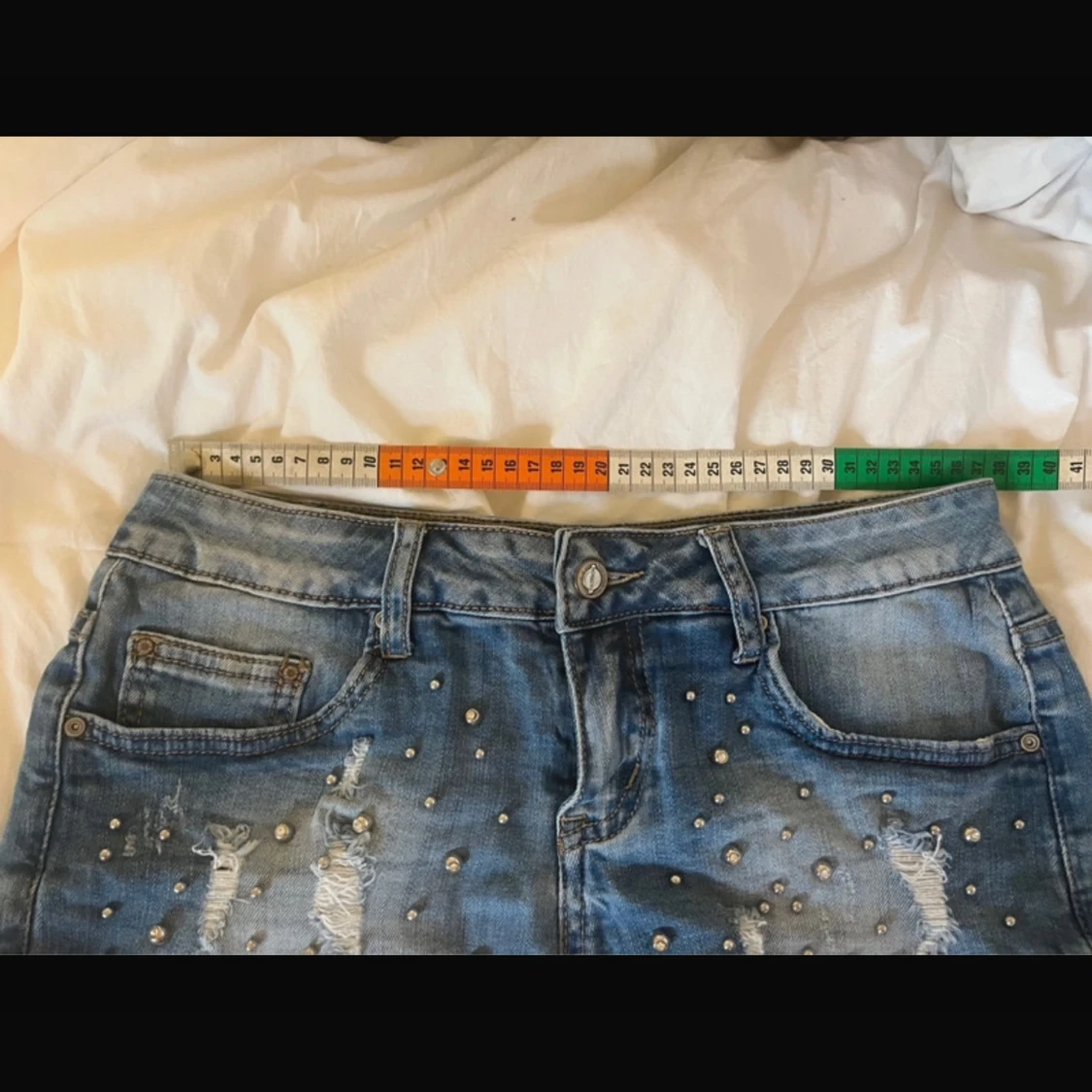 Blå jeansshorts med nitar från Nice Toxik - 2