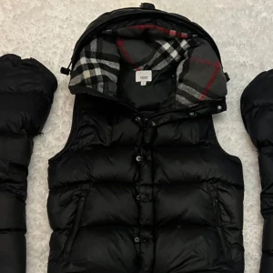 Svart dunväst med huva från Burberry - Svart dunväst från Burberry.