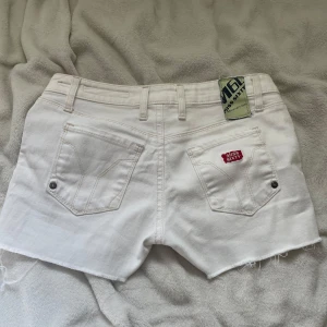 Vita jeansshorts från Miss Sixty - Snygga vita jeansshorts från Miss Sixty i helt nytt skick. Säljer pga att de inte passar mig. Köparen står för frakt och pris kan diskuteras🩷storlek 27 och passar som S ungefär🩷