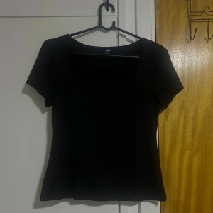 Svart kortärmad topp med fyrkantig ringning - En svart kortärmad tröja ✨