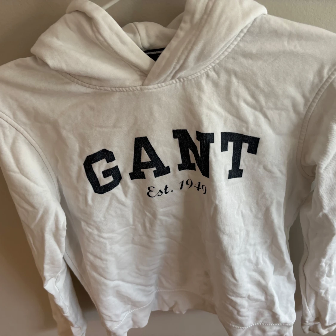 Vit hoodie från GANT med tryck