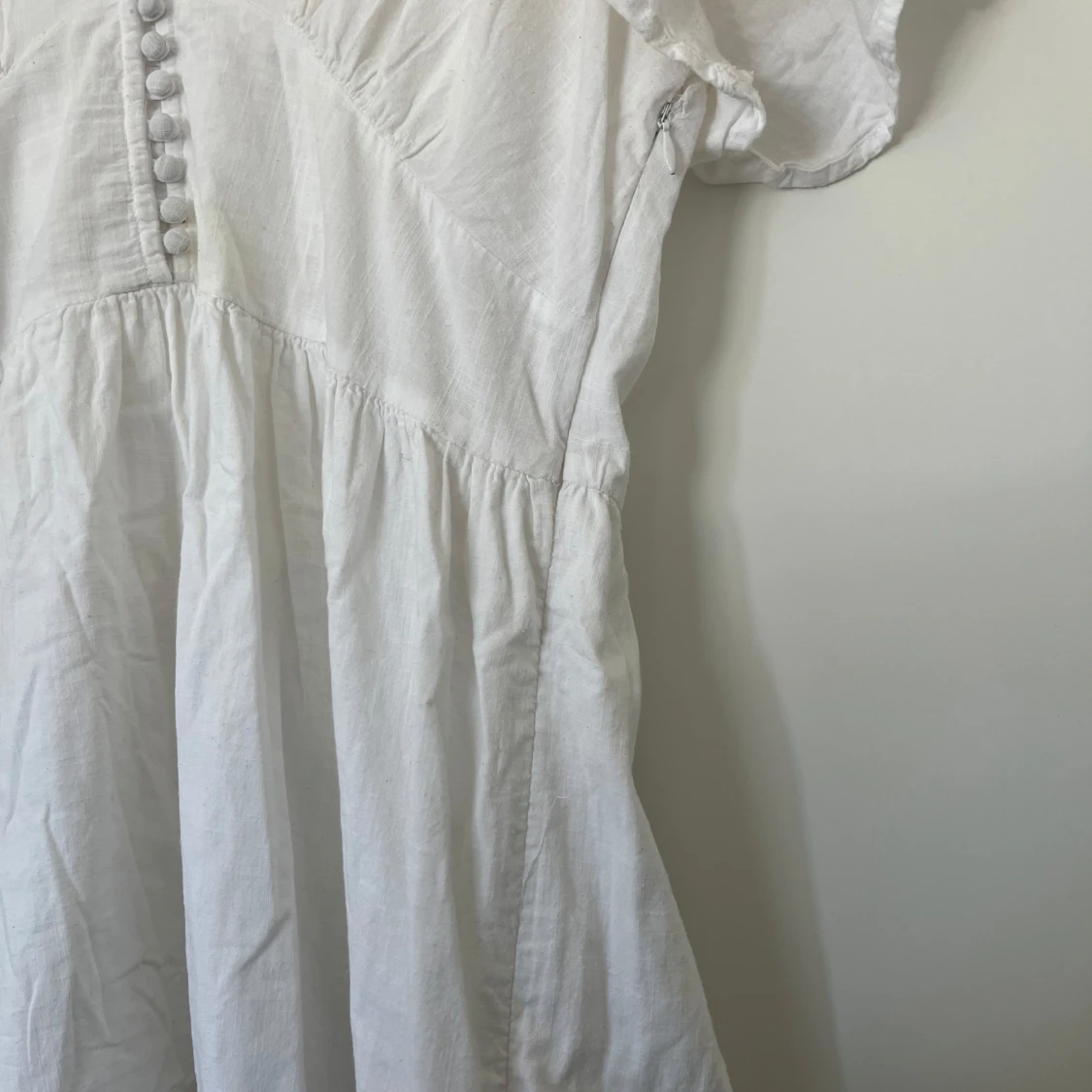 Vit kortklänning i linne med knappar - 2