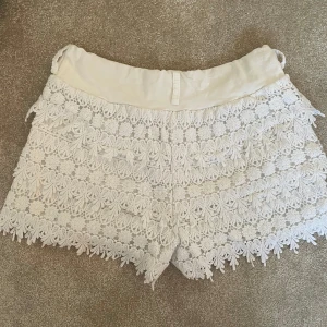 Vita spetshorts - Supersöta vita spetsshorts som är köpta på en marknad i Spanien får nåt år sedan! Endast använda ett fåtal gånger☺️