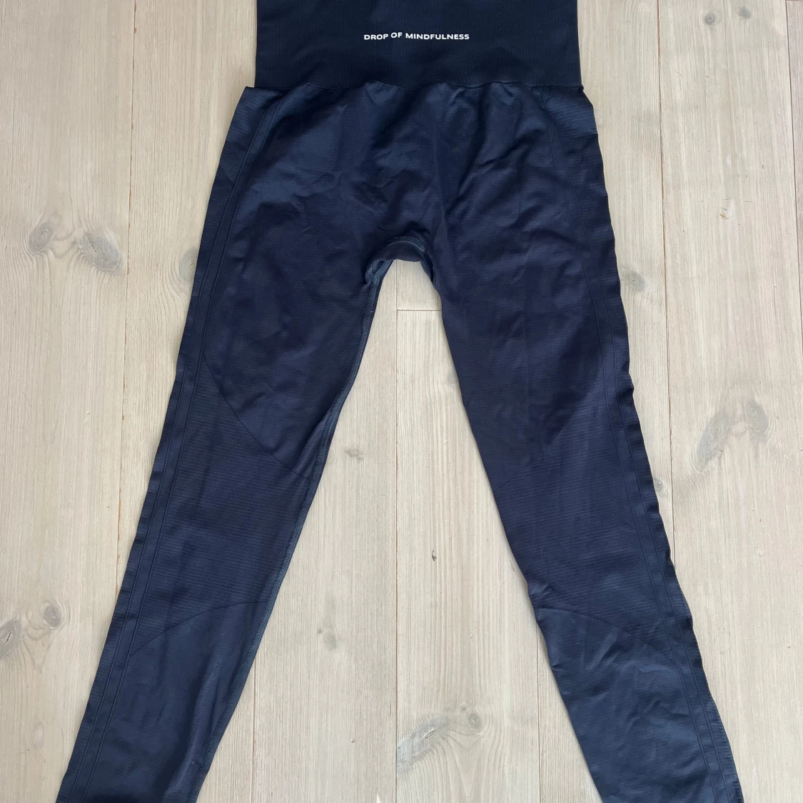 Svarta leggings från Drop of Mindfulness - 2