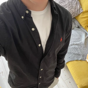 Ralph lauren skjorta - Säljer nu denna feta Ralph lauren skjortan i riktigt bra skick, perfekt nu i sommar. Storlek: M. Nypris: 1799kr. Mitt pris: 529kr. Skriv vid frågor eller för fler bilder! 🤩
