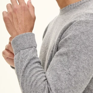 Grå stickad tröja i kashmir - Väldigt fin och lyxig stickad tröja från Oscar Jacobson, helt ny med lappen kvar. Tröjan är i kashmir. Säljs då returdatumet passerat, tyvärr passade inte tröjan som den skulle. Det finns fler bilder på själva tröjan också, pris kan diskuteras!