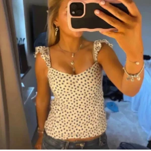 Snygg prickig topp -  LÅNAD BILD! Super snygg prickig topp, med volanger.  Storlek M, säljer då den är lite stor. Skriv för fler bilder!! Priset kan diskuteras vid snabb affär! 💗