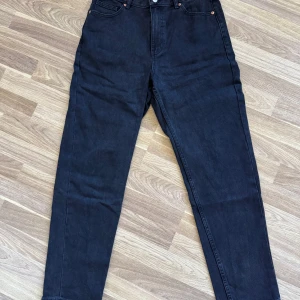 Svarta jeansbyxor från Lindex - Svarta jeansbyxor från Lindex, modell Betty med klassisk femficksdesign och raka ben. Hög midja och bälteshällor. Snygg, enkel stil som funkar till allt. 