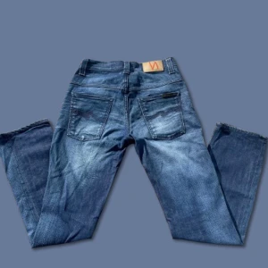Nudie Jeans - Sjukt snygga Nudie Slim Fit jeans. storlek 30, 30 men skulle säga mer 30, 32. Skick 9/10. Mer bilder o info kan fås i meddelanden. Tveka inte på att höra av er vid minsta fundering!