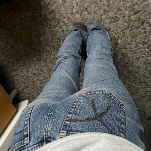 Blå bootcut jeans - Snygga blå bootcut jeans med klassisk femficksdesign. De har en lätt tvättad look och är tillverkade i ett slitstarkt material. Litet broderi på båda fickorna som man ser på första bilden💕