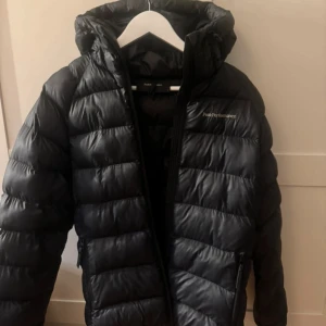 Svart dunjacka Peak Performance - Säljer en svart dunjacka från Peak Performance med huva och dragkedja. Jackan är quiltad och har en klassisk pufferstil som håller dig varm under kalla dagar. Perfekt för dig som vill ha en stilren och funktionell vinterjacka. Priser kan diskuteras vill bli av med allt😇