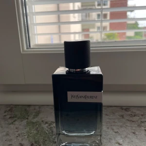 Yves Saint Laurent Y Eau de Parfum 100 ml - Säljer denna parfym från YSL som jag blindköpte, men tyvärr inte föll mig i smaken. Flaskan är endast öppnad för att dofta på, så den är i princip helt full och knappt använd. Perfekt för dig som vill testa en lyxig och populär herrdoft till ett bättre pris.  Nypris ligger runt 1200 kr. Mitt pris: 900kr