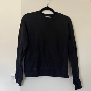 Svart sweatshirt  - Enkel svart sweatshirt med rund hals och långa ärmar. 