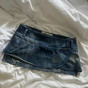 💕Cool minikjol💕 - Säljer min supersnygga jeanskjol som tyvärr inte längre kommer till användning. Sitter mid/lowwaist på och har inga slitningar 