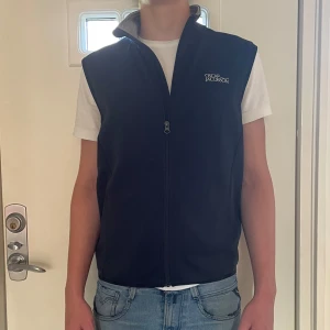  Oscar Jacobson väst - Mörkblå fleeceväst från Oscar Jacobson i storlek S. Västen har hög krage med grå insida. Den är inte mycket använd och i riktigt fint skick. Den passar bra att ha både inne och ute. Skriv om ni har frågor😉