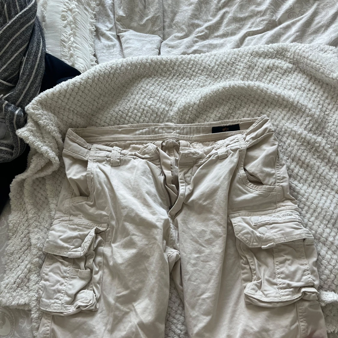 Beige cargoshorts från Alpha Industries - 1