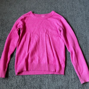 Rosa stickad tröja från vila - Snygg rosa stickad tröja från VILA i storlek XS. Tröjan har rund halsringning, långa ärmar och ribbade muddar vid ärmslut och nederkant. Perfekt för dig som vill ha en färgklick i garderoben!💗🩷🎀