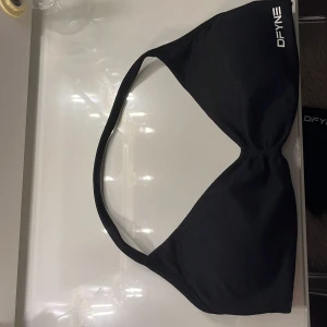 Svart sport topp från DFYNE - Svart sport topp/sport bh från DFYNE. Den är i storlek small och är helt ny och aldrig använd.