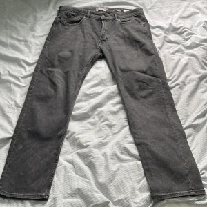 Grå raka jeans - Snygga grå jeans med klassisk femficksdesign och raka ben. 36/30 i storleken