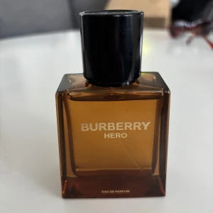 Burberry hero edp 50ml - Oanvänd Burberry hero edp 50ml. Riktigt bra doft. Nypris ca 1200kr.