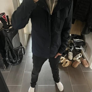 J.Lindeberg field jacket - En blå J Lindeberg field jacket i jätte bra skick bara använd ett fåtal gånger. Ny pris på jackan ligger på 3400kr, mitt pris 1250. Storleken på jacken är S, det är bara höra av sig vid minsta lilla fundering😄.