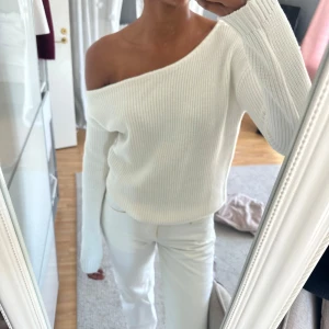 Vit offshoulder stickad tröja Even&Odd - Superfin vit stickad tröja från Even&Odd med offshoulder-design. Tröjan är ribbstickad, har lång ärm och är perfekt att styla med jeans eller kjol. Endast använd en gång! 