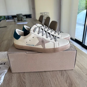 Golden Goose - Säljer mina gg då jag fick de i födelsedagspresent men passade ej mig, använts enstaka gånger men annars är de i nyskick! Hör av vid frågor