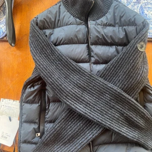 Moncler cardigan  - Hej, säljer min moncler cardigan nu. Då den är för stor för mig nu. Storleken är XXL men den känns mer som XL/L. Den är köpt på NK förra vintern för 12 000kr. Kvittot och prislappen finns kvar. Fraktar överallt,allternativt mötas på en offentlig plats i centrala Stockholm.