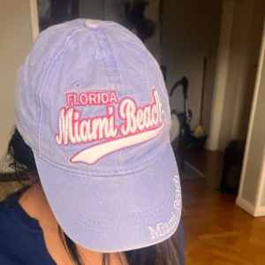 Ljuslila Miami Beach keps - Perfekt nu till sommaren 🏝️