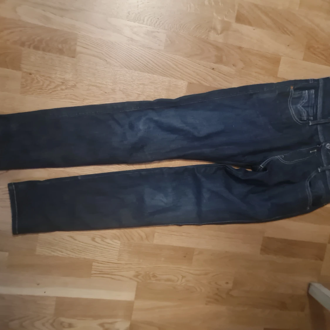 Mörkblå raka jeans med kontrastsömmar - 1
