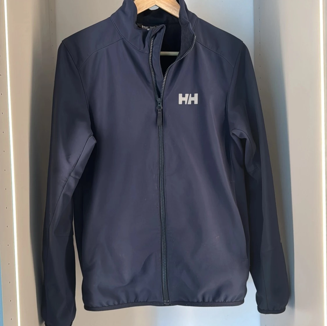 Mörkblå softshelljacka från Helly Hansen