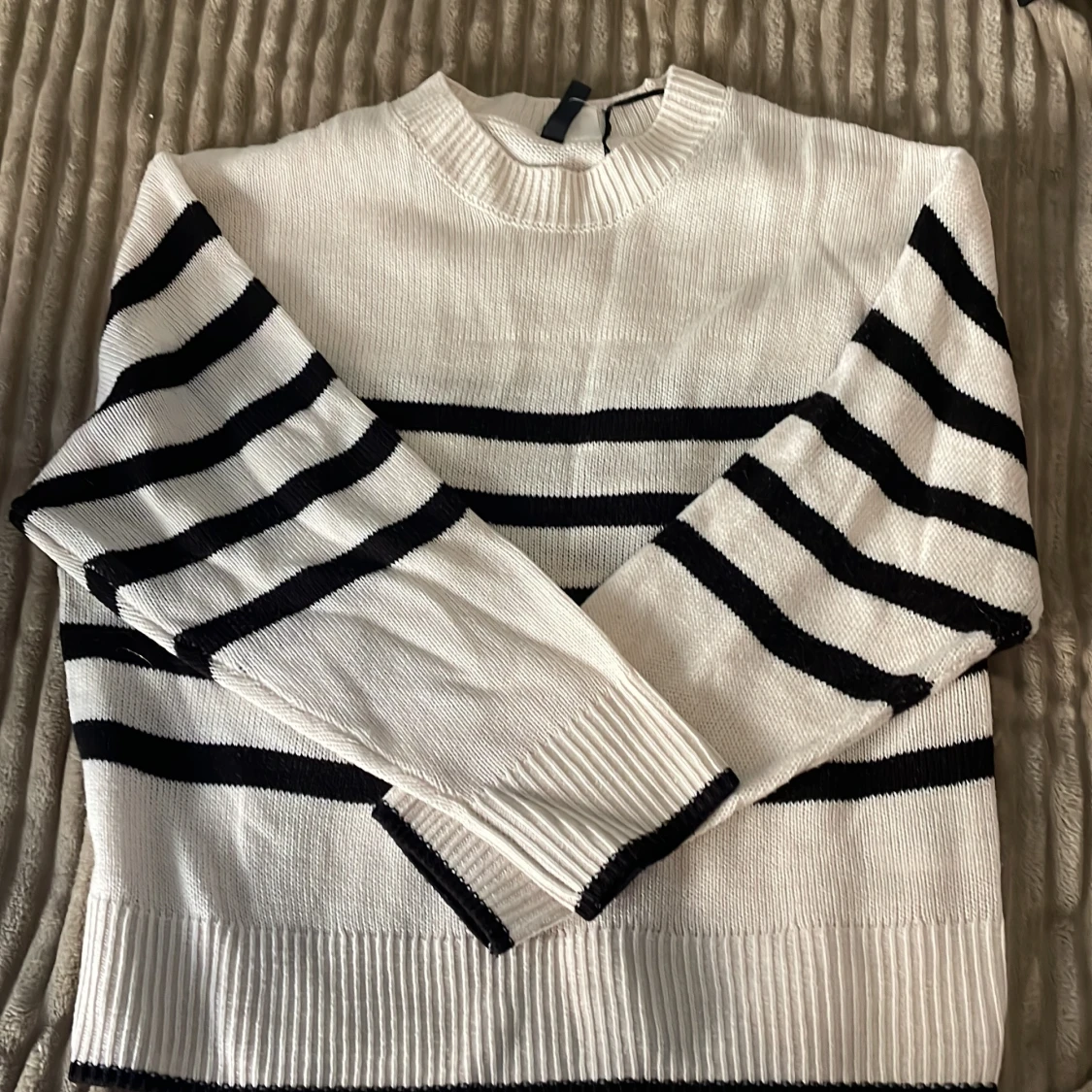 Vit och svart randig stickad tröja