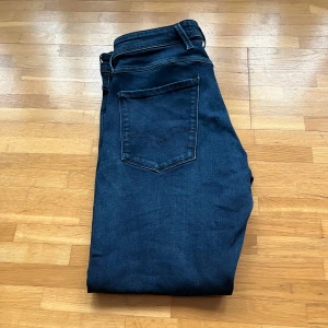 Replay Anbass mörkblå jeans 32 - Snygga mörkblå Replay Anbass jeans i klassisk rak modell. Jeansen har fem fickor, diskreta sömmar och är tillverkade i mjukt denimtyg. Perfekta för dig som gillar stilrena och tidlösa jeans med en modern passform. W32 L28