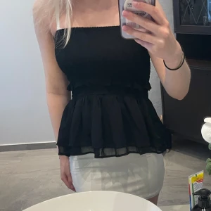 Topp - En jättefin kjol från gina tricot men som också kan användas som topp i storlek xs. Säljer då den tyvärr inte kommer till användning❤️aldrig använd 