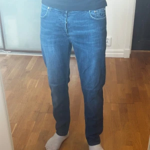 Blåa Jacob cohen jeans - • Nu säljs ett par Jacob cohen jeans i mycket bra skick 👖  •  Storleken är W33/L33 och han på bilden är ca 177cm 📏  • Tyvärr saknas en knapp därav billiga priset ⭐️ • Jacob cohen jeans är de populäraste och mest lyxigaste jeansen du kan hitta nu på marknaden 🤑 Mycket material och många detaljer 👏  • Nypris är ca 5 000kr men jag säljer bara för 399kr ! 🤯  • Hör av dig vid minsta lilla fundering 🤔💭 • Kolla gärna in profilen för andra schyssta plagg som raffe skjortor, lanvins, replay jeans, Jacob c