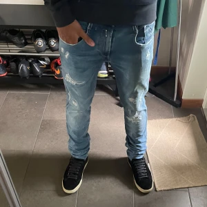 Replay Anbass med slitningar - Replay Anbass hyperflex(med slitningar) - Nyskick - Storlek 29/32 - Nypris: 1800kr - Mitt pris: 849kr - Priset inte hugget i sten:)