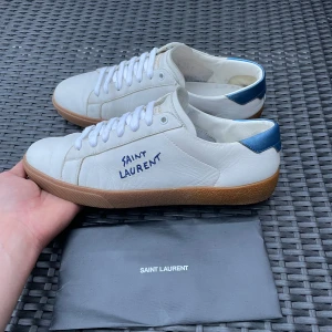 Vita saint Laurent skor  - Säljer nu dessa Vita saint Laurent skor som är i storlek 43, säljer två par ysl skor så det är först i kvarn för att få med saint Laurent papperna, skriv för fler bilder/frågor🙌🏼
