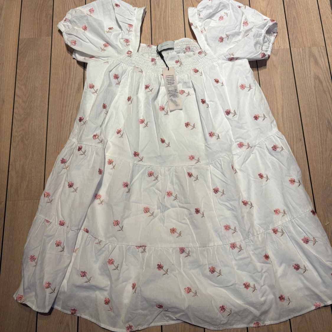 Vit blommig kortklänning Neo Noir