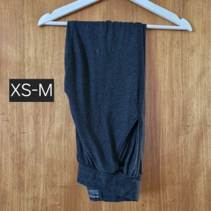 Mörkgrå mjukisbyxor XS-M - Mörkgrå mjukisbyxor i mjukt och stretchigt material. Perfekta för chill dagar eller när du vill vara bekväm. Resår i midjan och mudd vid benslut för en skön passform.