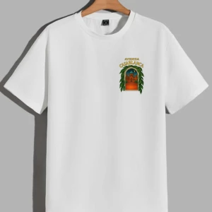 Vit T-shirt “Avenida Casablanca” – Elegant och unik design - Modern vit t-shirt med en fantastisk design inspirerad av marockansk arkitektur. Trycket på bröstet är subtilt men stilfullt, medan baksidan visar en detaljrik illustration av ett palats under en stjärnklar himmel – inramad av grönskande blad. Ett plagg som kombinerar stil, kultur och konst.  👕 Finns i alla storlekar: S, M, L, XL 🆕 Ny / oanvänd 🧵 Tillverkad i mjukt och bekvämt bomullstyg 🎨 Passar både herr och dam – perfekt för dig som älskar unika detaljer
