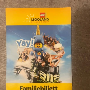 Familjebiljett till LEGOLAND – spara 50% - Få 50% rabatt på familjebiljett till LEGOLAND Billund Resort! Perfekt för dig och dina vänner eller familj – gäller för upp till 5 personer. Upplev fartfyllda åk, LEGO-äventyr och massor av skratt. Biljetten gäller under säsongen 2025.