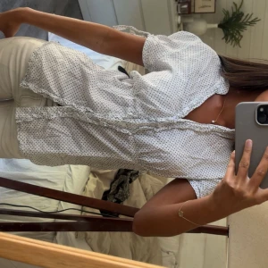 Prickig kortärmad skjorta - Säljer denna supersöta prickiga kortärmade skjortan🌸🍋🌊
